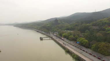 Hangzhou 'nun çift amaçlı köprüsünün havadan görünüşü, hem tren yolunu hem de karayolunu taşıyor. Çin. Yüksek kalite 4k görüntü