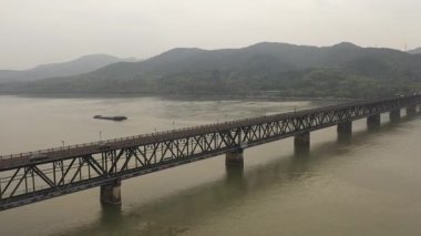 Hangzhou 'nun çift amaçlı köprüsünün havadan görünüşü, hem tren yolunu hem de karayolunu taşıyor. Çin. Yüksek kalite 4k görüntü