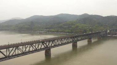 Hangzhou 'nun çift amaçlı köprüsünün havadan görünüşü, hem tren yolunu hem de karayolunu taşıyor. Çin. Yüksek kalite 4k görüntü