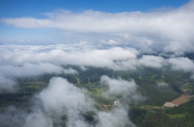 Sabah sisiyle çevrili dağların havadan görünüşü. Kuzeydoğu Çin Yüksek kalite fotoğraf