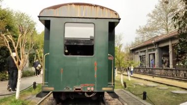 Bahar, kiraz çiçekleri ve trenler. Hangzhou Çin 'in güzel manzarası. Yüksek kalite 4k görüntü