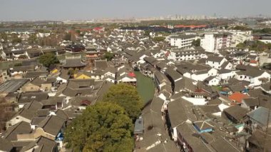 Zhujiajiao 'nun Şangay' daki eski kasabasının havadan görünüşü. Yüksek kalite 4k görüntü