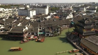Zhujiajiao 'nun Şangay' daki eski kasabasının havadan görünüşü. Yüksek kalite 4k görüntü