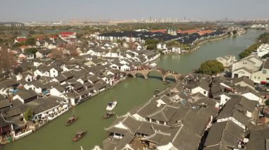 Zhujiajiao 'nun Şangay' daki eski kasabasının havadan görünüşü. Yüksek kalite 4k görüntü