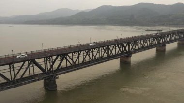 Hangzhou 'nun çift amaçlı köprüsünün havadan görünüşü, hem tren yolunu hem de karayolunu taşıyor. Çin. Yüksek kalite 4k görüntü