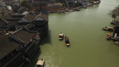Zhujiajiao 'nun Şangay' daki eski kasabasının havadan görünüşü. Yüksek kalite 4k görüntü