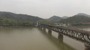 Hangzhou 'nun çift amaçlı köprüsünün havadan görünüşü, hem tren yolunu hem de karayolunu taşıyor. Çin. Yüksek kalite 4k görüntü