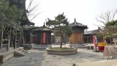 Şangay, Çin - 8 Mart 2022: Guangfulin sitesi içindeki manzara 4K Real Time Aerial view of The Guangfulin site of Shanghai, Çin. Yüksek kalite 4k görüntü