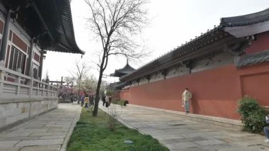 Şangay, Çin - 8 Mart 2022: Guangfulin sitesi içindeki manzara 4K Real Time Aerial view of The Guangfulin site of Shanghai, Çin. Yüksek kalite 4k görüntü