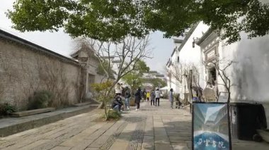 Şangay, Çin - 8 Mart 2022: Guangfulin sitesi içindeki manzara 4K Real Time Aerial view of The Guangfulin site of Shanghai, Çin. Yüksek kalite 4k görüntü