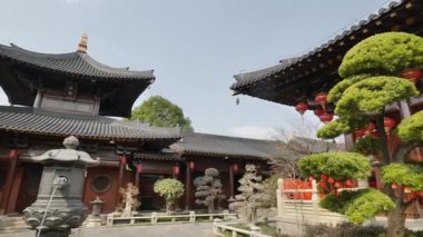 Şangay, Çin - 8 Mart 2022: Guangfulin sitesi içindeki manzara 4K Real Time Aerial view of The Guangfulin site of Shanghai, Çin. Yüksek kalite 4k görüntü