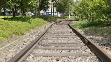 Bahar, kiraz çiçekleri ve trenler. Hangzhou Çin 'in güzel manzarası. Yüksek kalite 4k görüntü