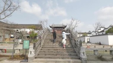 Şangay, Çin - 8 Mart 2022: Guangfulin sitesi içindeki manzara 4K Real Time Aerial view of The Guangfulin site of Shanghai, Çin. Yüksek kalite 4k görüntü