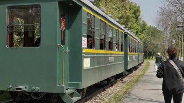 Bahar, kiraz çiçekleri ve trenler. Hangzhou Çin 'in güzel manzarası. Yüksek kalite 4k görüntü