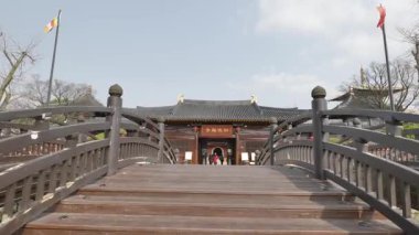 Şangay, Çin - 8 Mart 2022: Guangfulin sitesi içindeki manzara 4K Real Time Aerial view of The Guangfulin site of Shanghai, Çin. Yüksek kalite 4k görüntü