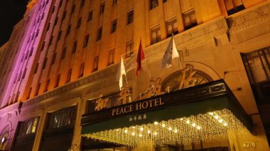 Shanghai Bund ve Lujiazui gece aydınlandı, ikonik gökdelenler, finansal bölge silueti, ve Huangpu Nehri üzerindeki göz kamaştırıcı yansımalar.