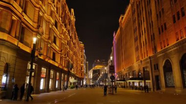 Shanghai Bund ve Lujiazui gece aydınlandı, ikonik gökdelenler, finansal bölge silueti, ve Huangpu Nehri üzerindeki göz kamaştırıcı yansımalar.