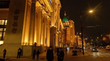 Shanghai Bund ve Lujiazui gece aydınlandı, ikonik gökdelenler, finansal bölge silueti, ve Huangpu Nehri üzerindeki göz kamaştırıcı yansımalar.