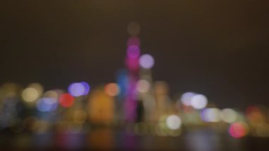 Shanghai Bund ve Lujiazui gece aydınlandı, ikonik gökdelenler, finansal bölge silueti, ve Huangpu Nehri üzerindeki göz kamaştırıcı yansımalar.