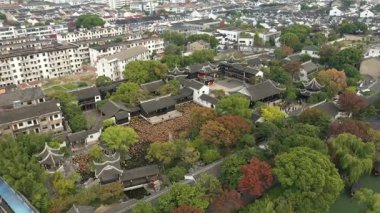 Çin 'in Jiangsu bölgesindeki Suzhou' daki eski Mudu kasabasının havadan görünüşü. Yüksek kalite 4k görüntü