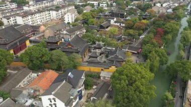 Çin 'in Jiangsu bölgesindeki Suzhou' daki eski Mudu kasabasının havadan görünüşü. Yüksek kalite 4k görüntü