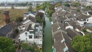 Çin 'in Jiangsu bölgesindeki Suzhou' daki eski Mudu kasabasının havadan görünüşü. Yüksek kalite 4k görüntü