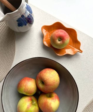 Konforlu Masa Üstü Ayarları Seramik Kasede Elma, Yaprak Şeklinde Tabak ve Dekoratif Çiçek Sürahisi