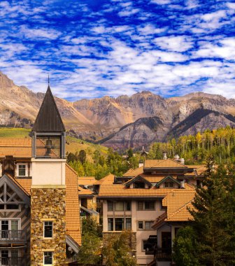 Telluride, Colorado 'daki San Juan Dağları' na kurulmuş büyüleyici bir dağ köyü. Terracotta çatıları, ahşap çerçeveli mimari ve arka planda yükselen dramatik zirvelerle, sahne Avrupa zarafeti ve engebeli dağların bir karışımını anımsatıyor.
