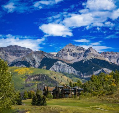Colorado 'daki San Juan Dağları' nın eteklerinde, göz kamaştırıcı bir dağ kulübesi bulunmaktadır. Aspen ağaçları ve açık mavi gökyüzünün altında yemyeşil ağaçlarla çevrilidir. Engebeli zirveler ve canlı manzaralar emlak pazarlama için ideal nefes kesici bir ortam yaratıyor. 