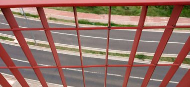 Sokaktaki metal çitler.