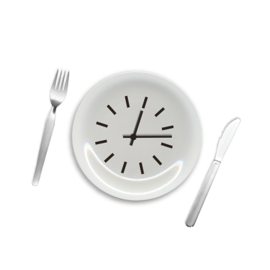 Beyaz arka planda bıçak ve kaşıkla izole edilmiş tabak ve çatal.