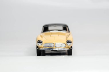 Beyaz arka planda renkli oyuncak araba modelleri