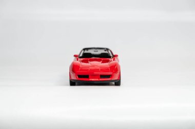 Beyaz arka planda renkli oyuncak araba modelleri