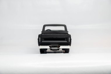 Beyaz arka planda renkli oyuncak araba modelleri