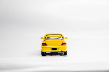 Beyaz arka planda renkli oyuncak araba modelleri