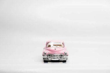 Beyaz arka planda renkli oyuncak araba modelleri