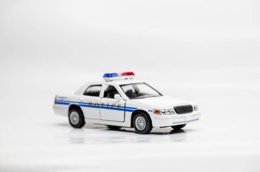 Beyaz arka planda renkli oyuncak araba modelleri