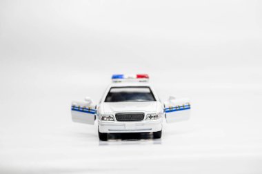 Beyaz arka planda renkli oyuncak araba modelleri