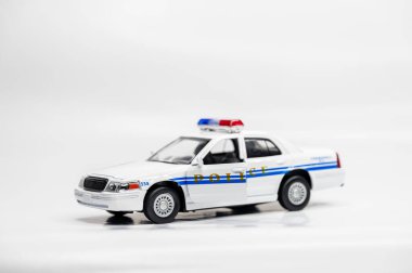 Beyaz arka planda renkli oyuncak araba modelleri