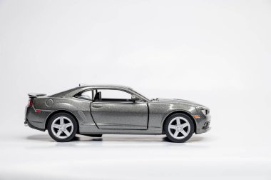 Beyaz arka planda renkli oyuncak araba modelleri