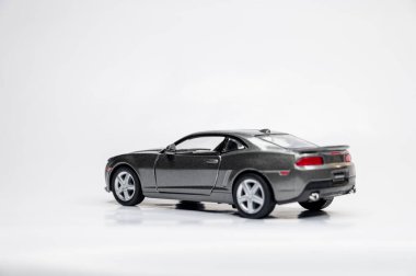 Beyaz arka planda renkli oyuncak araba modelleri