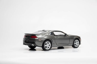 Beyaz arka planda renkli oyuncak araba modelleri