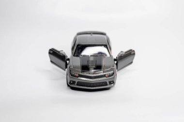 Beyaz arka planda renkli oyuncak araba modelleri