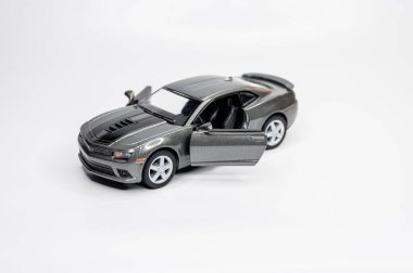 Beyaz arka planda renkli oyuncak araba modelleri