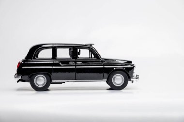 Beyaz arka planda renkli oyuncak araba modelleri