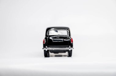 Beyaz arka planda renkli oyuncak araba modelleri