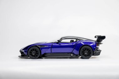 Beyaz arka planda renkli oyuncak araba modelleri