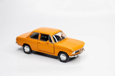 Beyaz arka planda renkli oyuncak araba modelleri