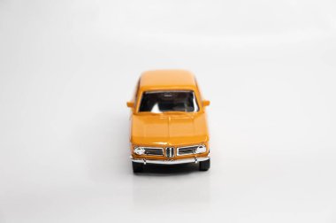 Beyaz arka planda renkli oyuncak araba modelleri