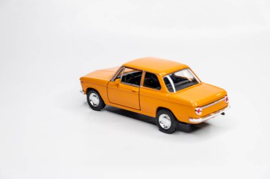 Beyaz arka planda renkli oyuncak araba modelleri